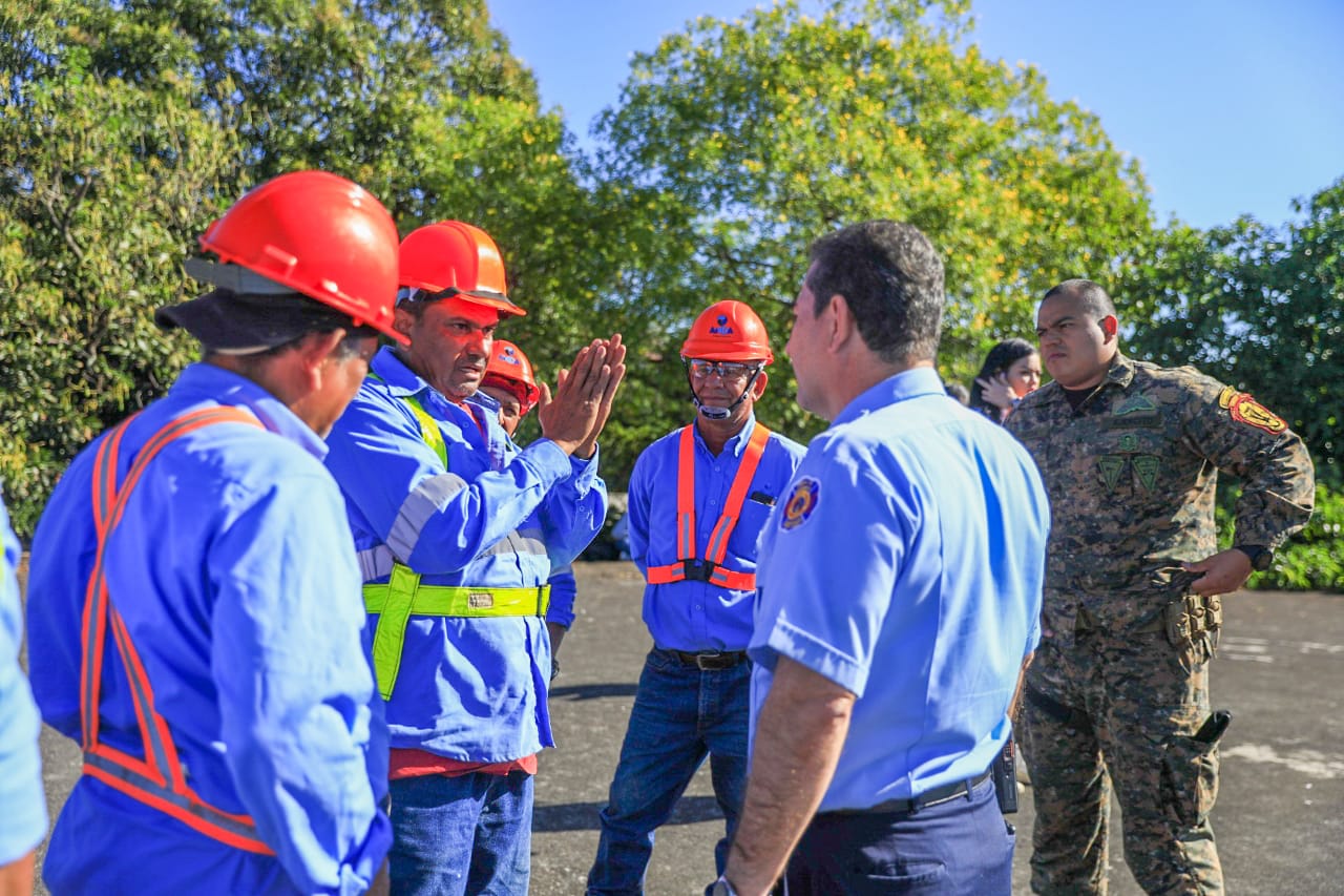 Fuerza Armada, Bomberos y ANDA se unen para acelerar la limpieza de tanques en Las Pavas fuerza-armada-bomberos-y-anda-se-unen-para-acelerar-la-limpieza-de-tanques-en-las-pavas